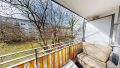Überdachter Balkon mit Blick ins Grüne