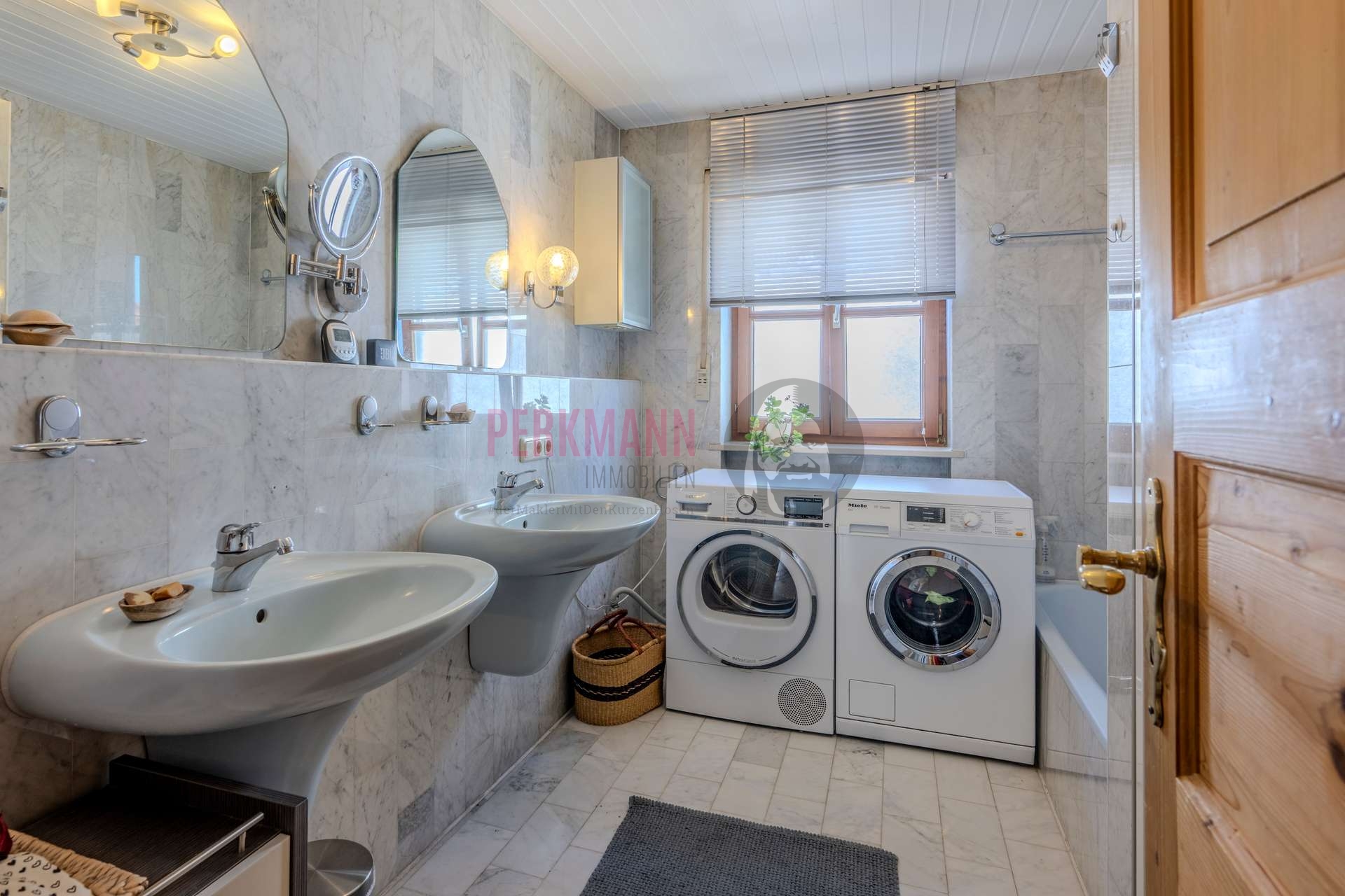 Tageslichtbad mit Dusche und Wanne