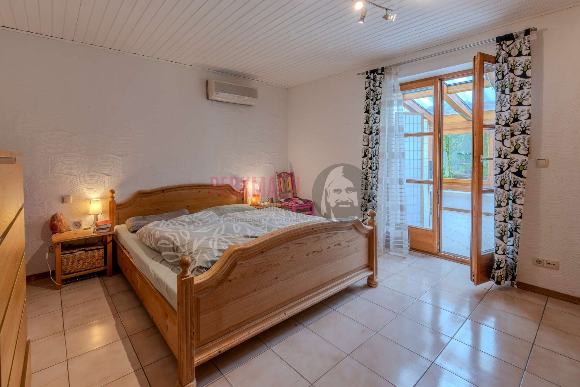 Schlafzimmer im 1. OG mit Zugang zum Wintergarten