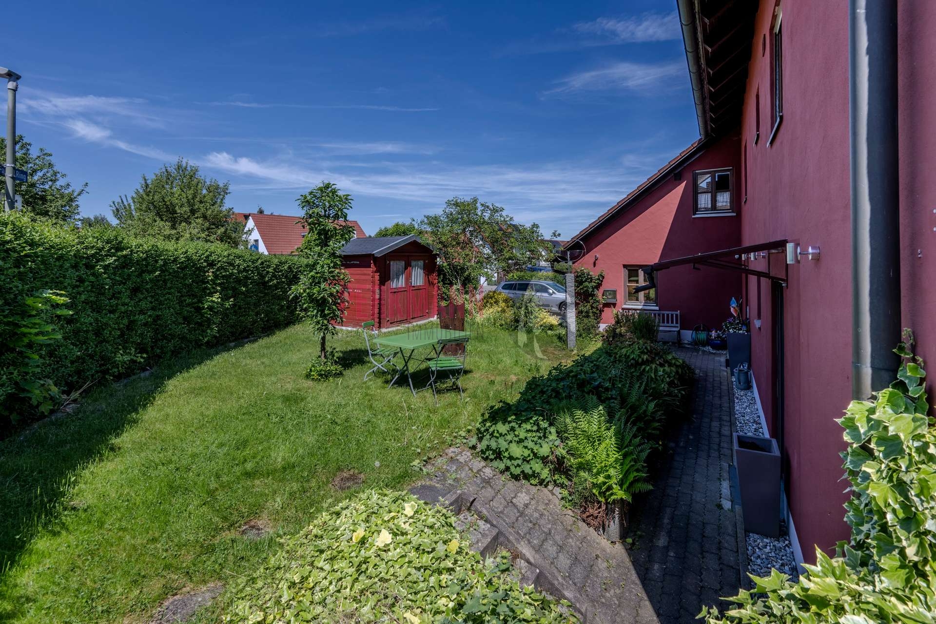 Garten vor dem Haus mit Gartenhütte