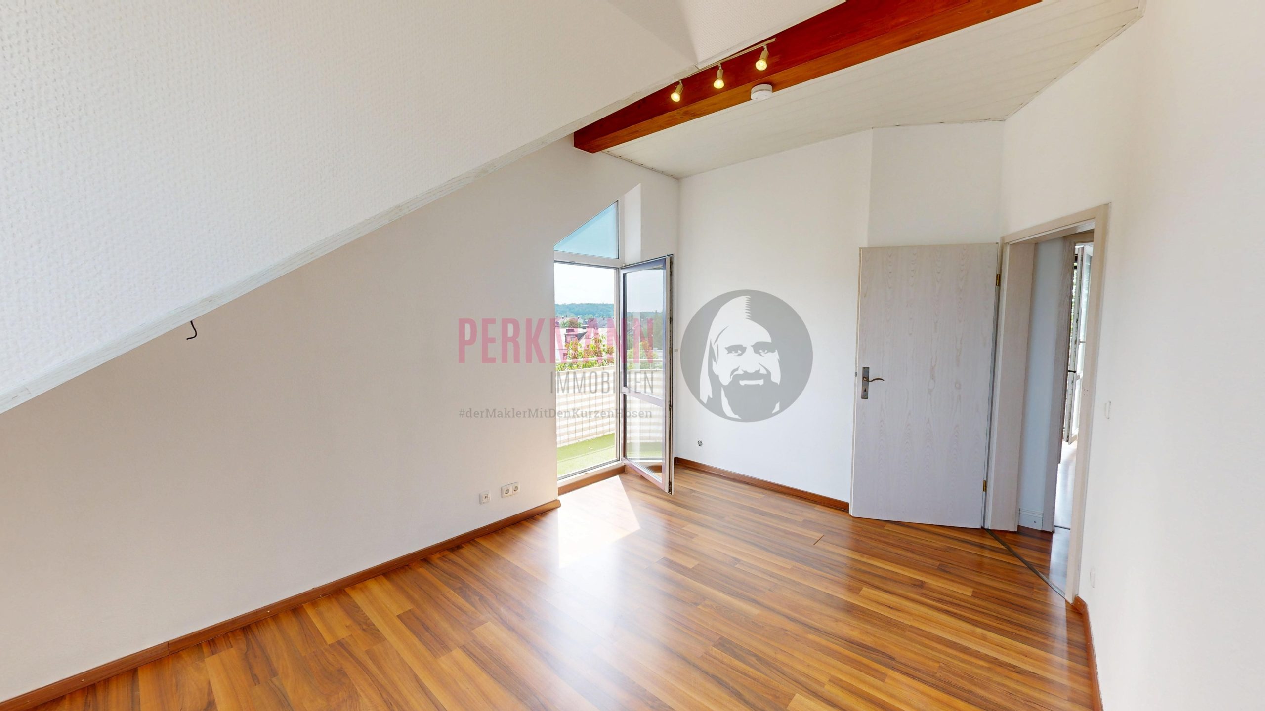 Schlafzimmer 1 mit Zugang zum kleinen Balkon