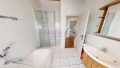 Badezimmer mit Dusche und Wanne