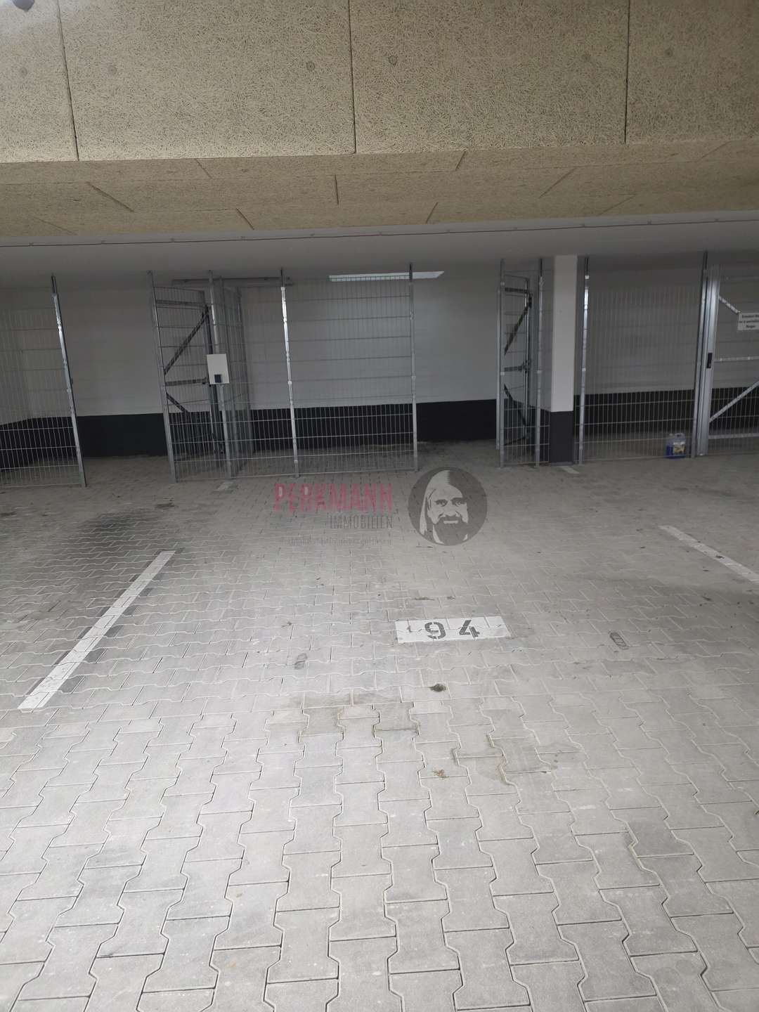 Tiefgaragenstellplatz mit abschließbaren Stauraum
