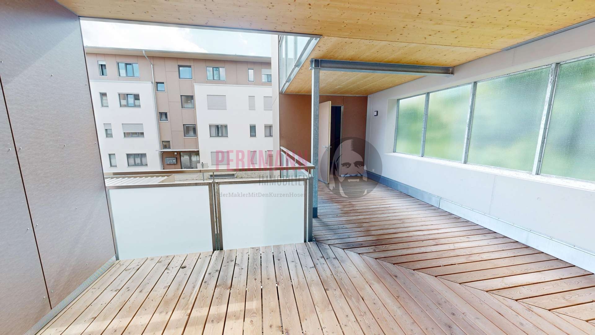überdachter Balkon mit Abstellraum