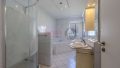 Tageslichtbad mit Dusche und Wanne im 1.OG