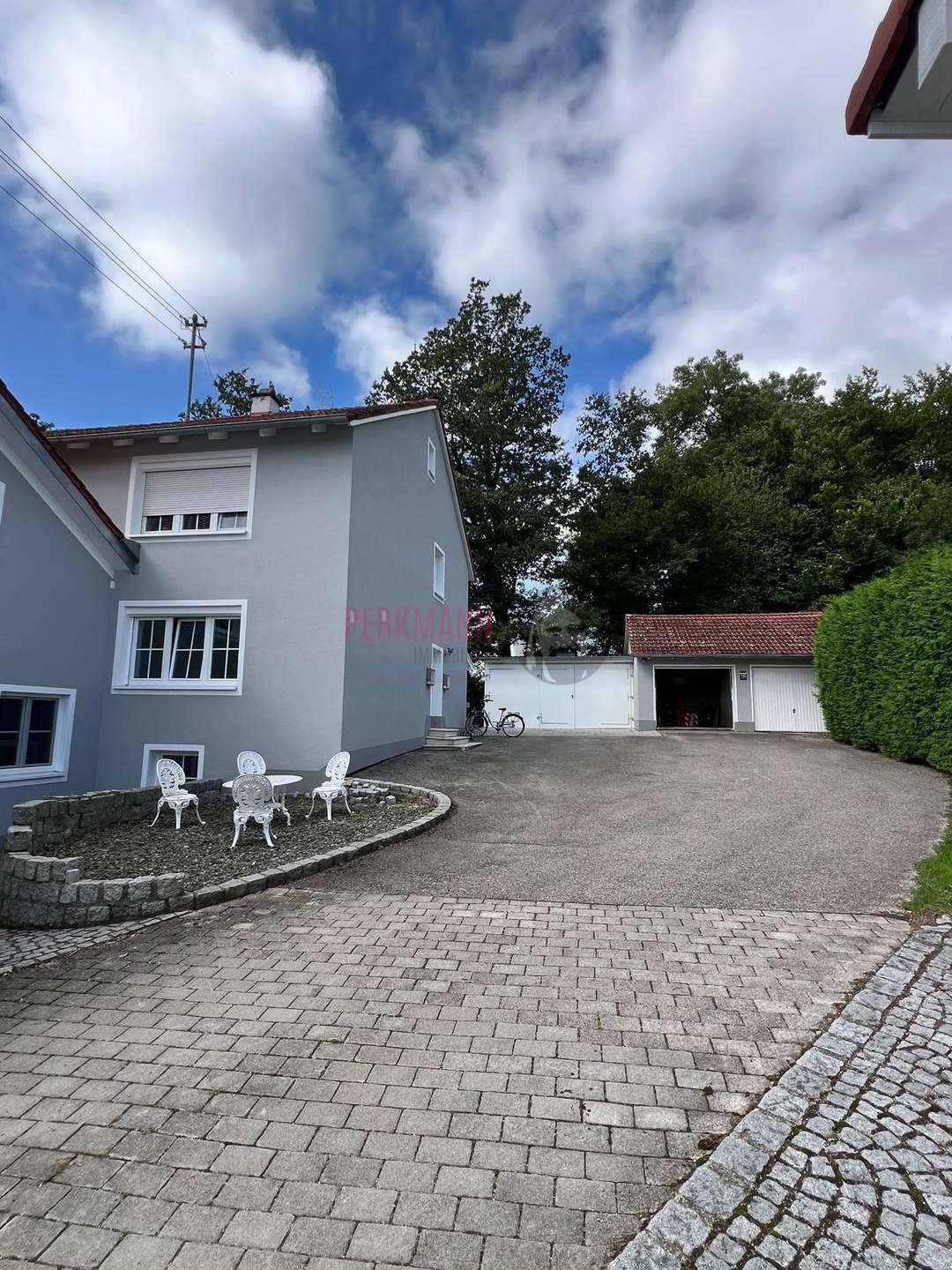 Aussenansicht Haus 2 mit Garagen